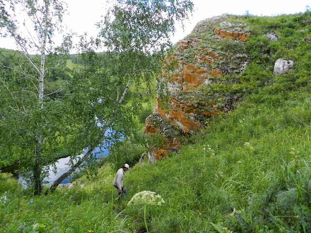 Спуск к Зотинской пещере