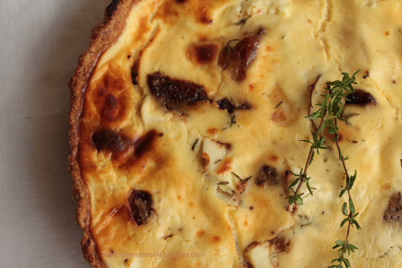 a lemon tree cafe tarta z karmelizowanym czosnkiem i kozim serem