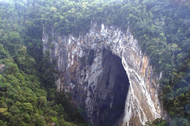 Maior entrada de caverna do mundo