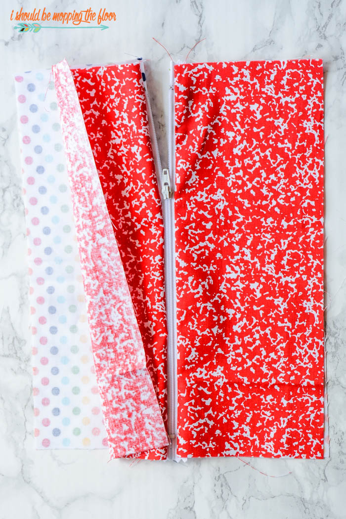 Lined Zipper Pencil Pouch Tutorial | Make these adorable pouches for back-to-school gifts or even for your own kids' supply pouches. Includes coordinating free printable gift tag. Complete step-by-step sewing tutorial...perfect for beginners. Zippered Pencil Pouch