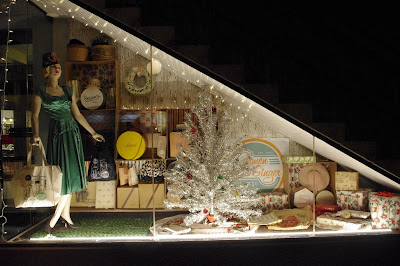 http://www.countryliving.com/life/a41003/boutique-vintage-holiday-display/?src=socialflowFB