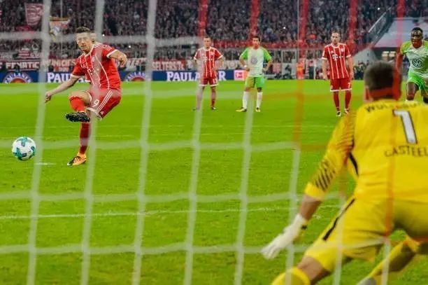 schwarzes fußballtrikot