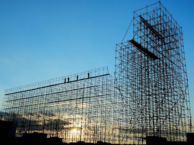 Menggunakan Scaffolding Untuk Bangunan Tinggi Menggunakan Scaffolding Untuk Bangunan Tinggi