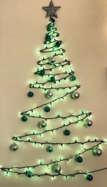 cómo decorar las paredes en navidad con un árbol que tenga luces y esferas