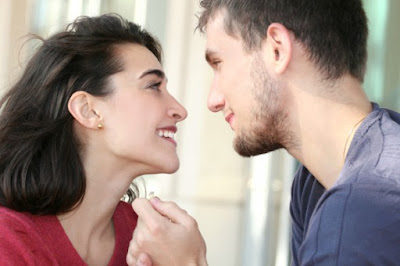 1.استخدمت كوميديا الغرور : كأنها هي تريدك ومن صعب ان تكون معك 2.التحدي : أنت تصنع لها تحدي بقولك من صعوبة ان تكون معك 3.لا تعطي جواب شافي : لأن مثل هذا القول يثير زوبعة من تساؤلات في عقلها ويدفعاه