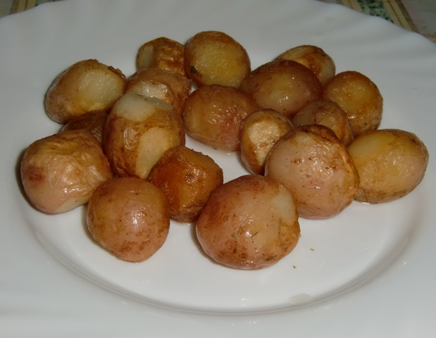 нужно ли накрывать крышкой картошку при жарке. рифленый картофель жареный. жареная картошка на плите. нужно ли накрывать крышкой картошку при жарке. картофель с сыром на сковороде.