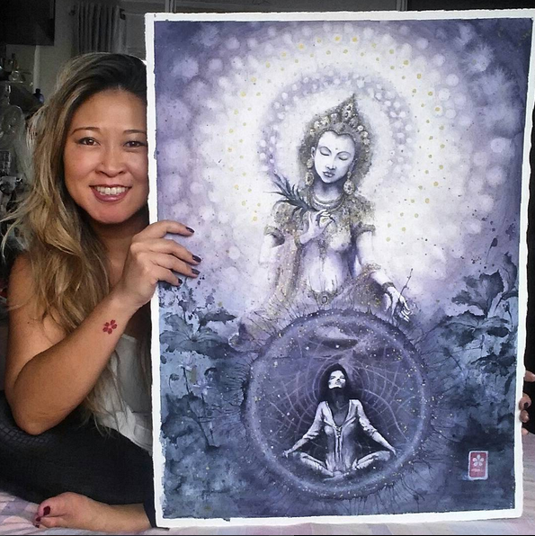 Foto que aparece Sandra ao lado de uma grande ilustração da Deusa Kwan Yin / Kanon.