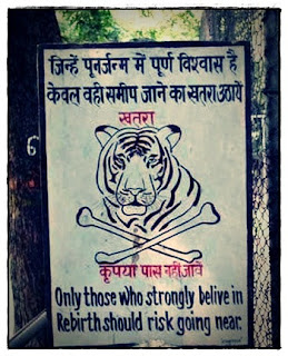 सड़क पर लगे इन पोस्टर को देख आप भी बोलेंगे कि कहीं यह किसी ने दारू पीकर ही तो नहीं लगाए (Most Funny Sign Board Images And Photos In Hindi) आज हम आपके लिए कुछ ऐसे ही Funny Sign Board Images लेकर आये हैं जिन्हें देख आप अपनी हंसी नहीं रोक पाएंगे. तो दोस्तों यह हैं कुछ ऐसी मजेदार तस्वीरें जिन्हें देख आपका हंसी के मारे बुरा हाल होगा.