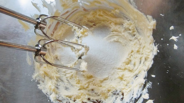 室温のバターを混ぜ、砂糖を加える