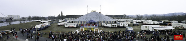 Vue Panoramique du Circus Busch, chapiteau roulottes, caisse et façade du cirque accueillent une foule nombreuse, Panoramic view of Circus Busch, marquee trailers, crate and circus facade welcome a large crowd