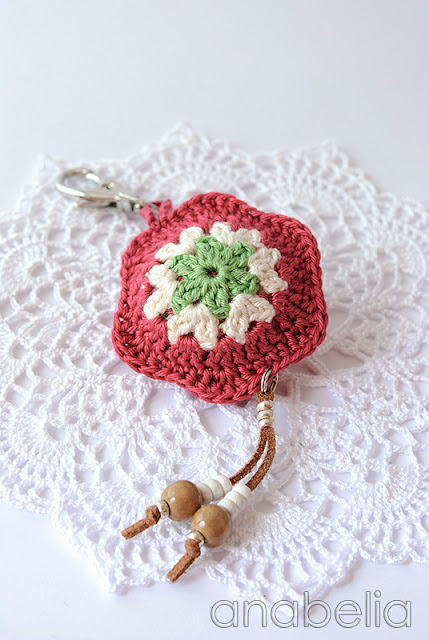 Flower crochet keychain by Anabelia