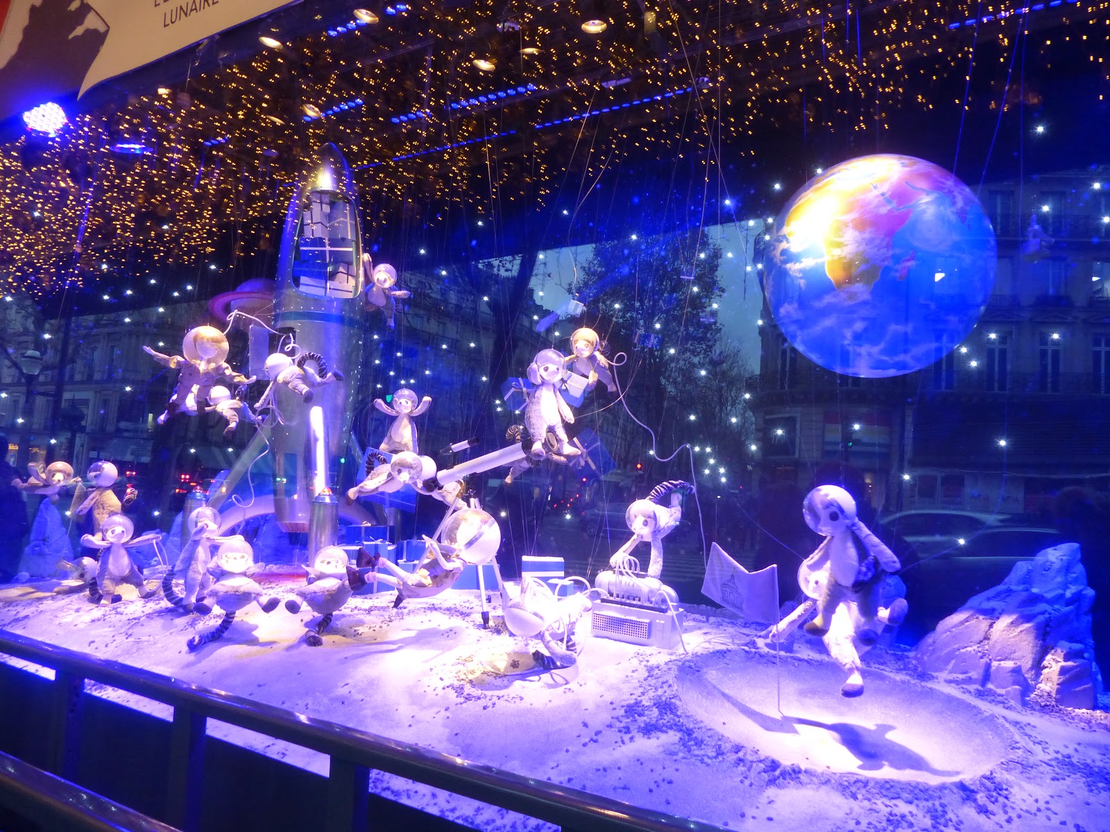 Les vitrines de Noel des grands magasins et Illuminations à Paris  Le Petit Monde de Oli Dolly