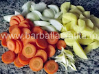 Peste la cuptor cu legume preparare reteta - tocam morcovii, ceapa, cartofii si usturoiul