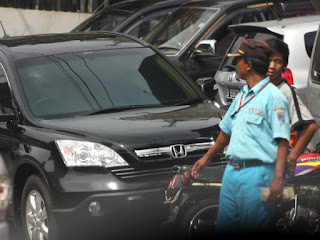 Wow, Manfaat Tukang Parkir yang Harus Kita Sadari Wow, Manfaat Tukang Parkir yang Harus Kita Sadari
