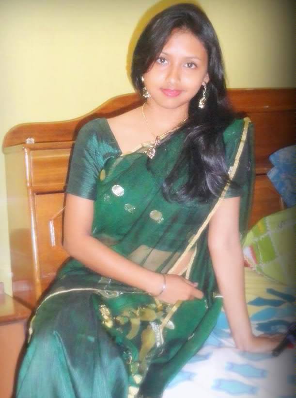Indian Bhabhi Beautiful Selfie In Saree ♥ Desi Girls