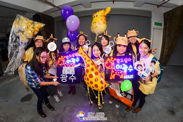Kwang Soo fans all the way from HongKong!! They brought customized giraffe hat, giraffe balloons and even giraffe banners to support their lovely Girin!