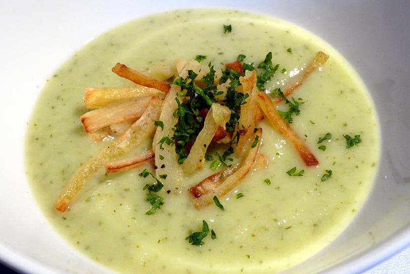 Kulinarische Welten zu Fisch- und Meeresfrucht: Petersilienwurzel-Suppe