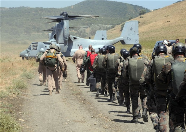La BRIPAC salta con los 'Marines' desde helicópteros Blackhawk y Osprey en Rota.
