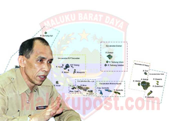 Gubernur Maluku Dijadwalkan Kunjungi MBD Ambon, Malukupost.com - Gubernur Maluku Said Assagaff dijadwalkan mengunjungi Maluku Barat Daya (MBD) sebagai wilayah perbatasan dengan negara tetangga, Timor Leste pada 9 - 17 Oktober 2016. Kabag Humas Pemprov Maluku, Bobby Palapia, dikonfirmasi, Jumat (30/9), mengatakan, rencana mengunjungi MBD itu sejak awal 2016, tetapi berbagai agenda strategis lainnya sehingga kunjungan ke wilayah perbatasan itu baru bisa dilaksanakan pada 9 - 17 September 2016. Dalam kegiatan itu, Gubernur yang nantinya didampingi sejumlah Satuan Kerja Perangkat Daerah(SKPD) teknis, akan meninjau realisasi pembangunan yang sudah dilaksanakan di kabupaten tersebut. Selain itu, menyerap masukan dari masyarakat, baik berbagai masalah pembangunan, pemerintahan dan pelayanan sosial yang selama ini belum tertangani optimal. "Strategisnya masukan langsung didengar dari masyarakat itu soal kebutuhan mereka yang selama ini kurang ditangani, baik pemerintah kabupaten MBD, Pemprov Maluku maupun pemerintah pusat," ujar Bobby. Dia mengemukakan, apa yang dilihat dan kebutuhan disampaikan nantinya diramu menjadi masukan strategis untuk merancang program pembangunan, pemerintahan dan pelayanan sosial pada tahun - tahun mendatang. "Jadi Gubernur maupun SKPD teknis melihat dan mendengar langsung kondisi di lapangan sehingga ini dinilai strategis dalam menyusun dan menjawab kebutuhan masyarakat agar realisasi pembangunan, pemerintahan dan pelayanan sosial tepat sasaran, berdayaguna serta optimal," kata Bobby. Dia mengakui, kepemimpinan Gubernur Said dan Wagub, Zeth Sahuburua memutuskan rapat koordinasi pembangunan (Rakorbang) dilaksanakan di desa - desa seperti di kabupaten Maluku Tenggara dan Buru. "SKPD teknis dikoordinasi Bappeda Maluku telah menginventarisasi masalah di suatu daerah, makanya diputuskan Rakorbang di situ agar dengan kehadiran pemangku kepentingan di sana, maka langsung memutuskan program penanganan," tandas Bobby. Disinggung informasi adanya pemotongan gaji guru untuk kunjungan Gubernur, dia menegaskan hal itu merupakan penipuan, karena alokasi anggaran untuk kegiatan tersebut jelas diatur dalam APBD Maluku tahun anggaran 2016. "Sekiranya ada guru yang gajinya dipotong, maka disarankan segera melaporkan kepada pihak berwajib karena itu perbuatan penipuan dengan tujuan kepentingan pribadi," tegas Bobby. (MP-3)