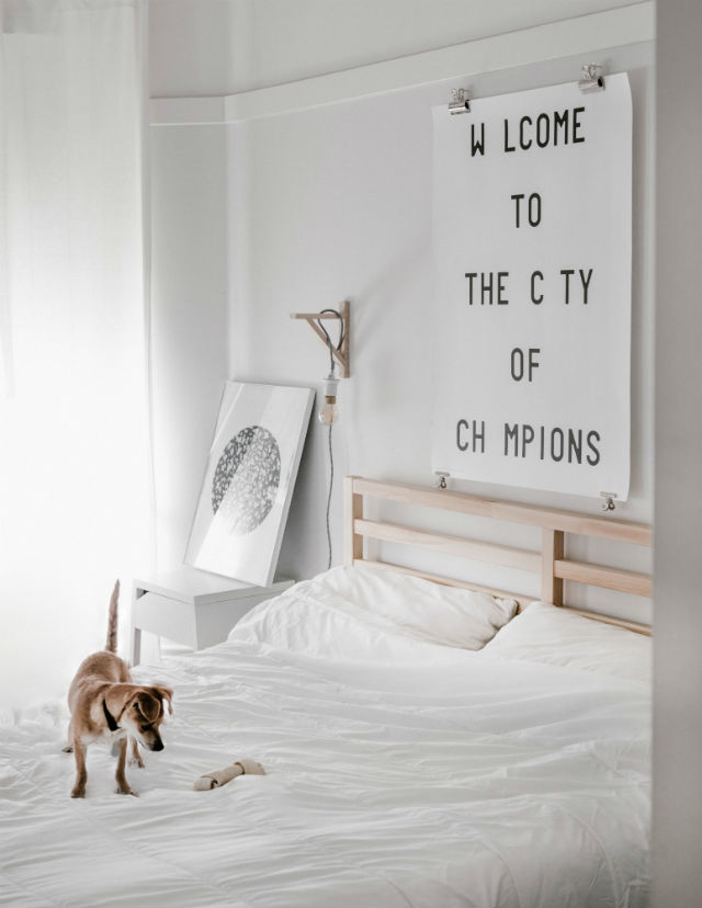 10 trucos para decorar tu hogar en invierno por menos de 100€. Cabecero de cama con letras en póster. 