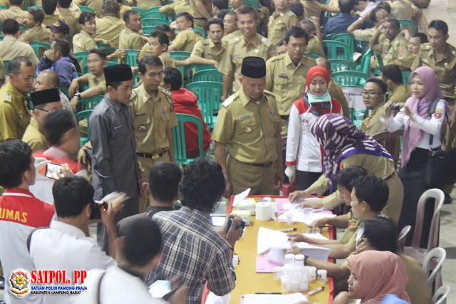 Pejabat dan 1.064 PNS Lampung Barat Melaksanakan Tes Urine