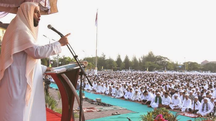 Syeikh Ali Jaber memberikan tausiah seusai shalat Subuh berjamaah di Mapolda Aceh, Banda Aceh Syeikh Ali Jaber memberikan tausiah seusai shalat Subuh berjamaah di Mapolda Aceh, Banda Aceh