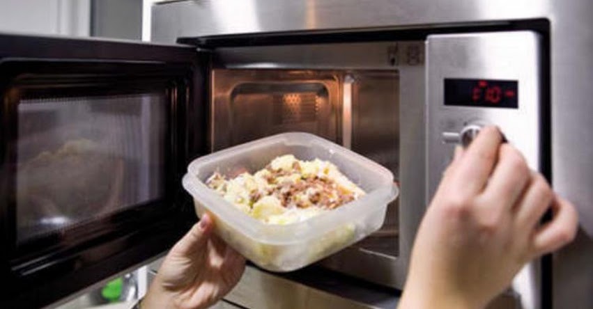 Advierten que calentar alimentos en recipientes de plástico dentro del microondas puede generar cáncer Advierten que calentar alimentos en recipientes de plástico dentro del microondas puede generar cáncer