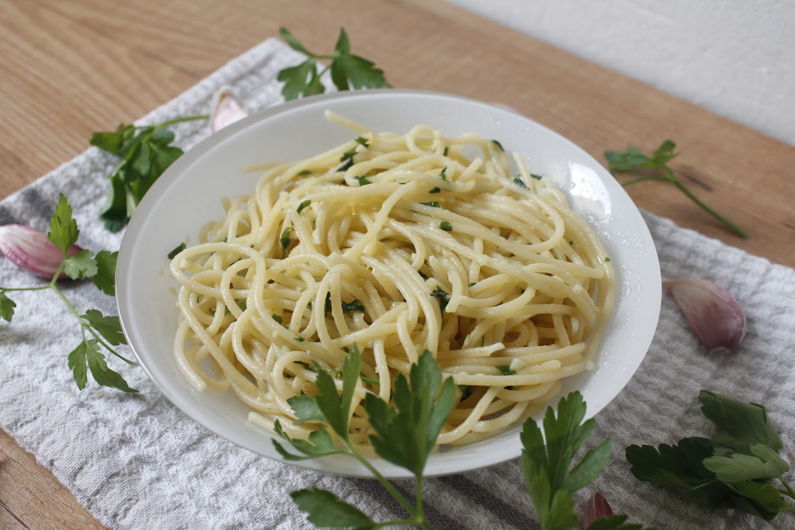 Espaguetis con ajo y perejil Con sabor a huerto