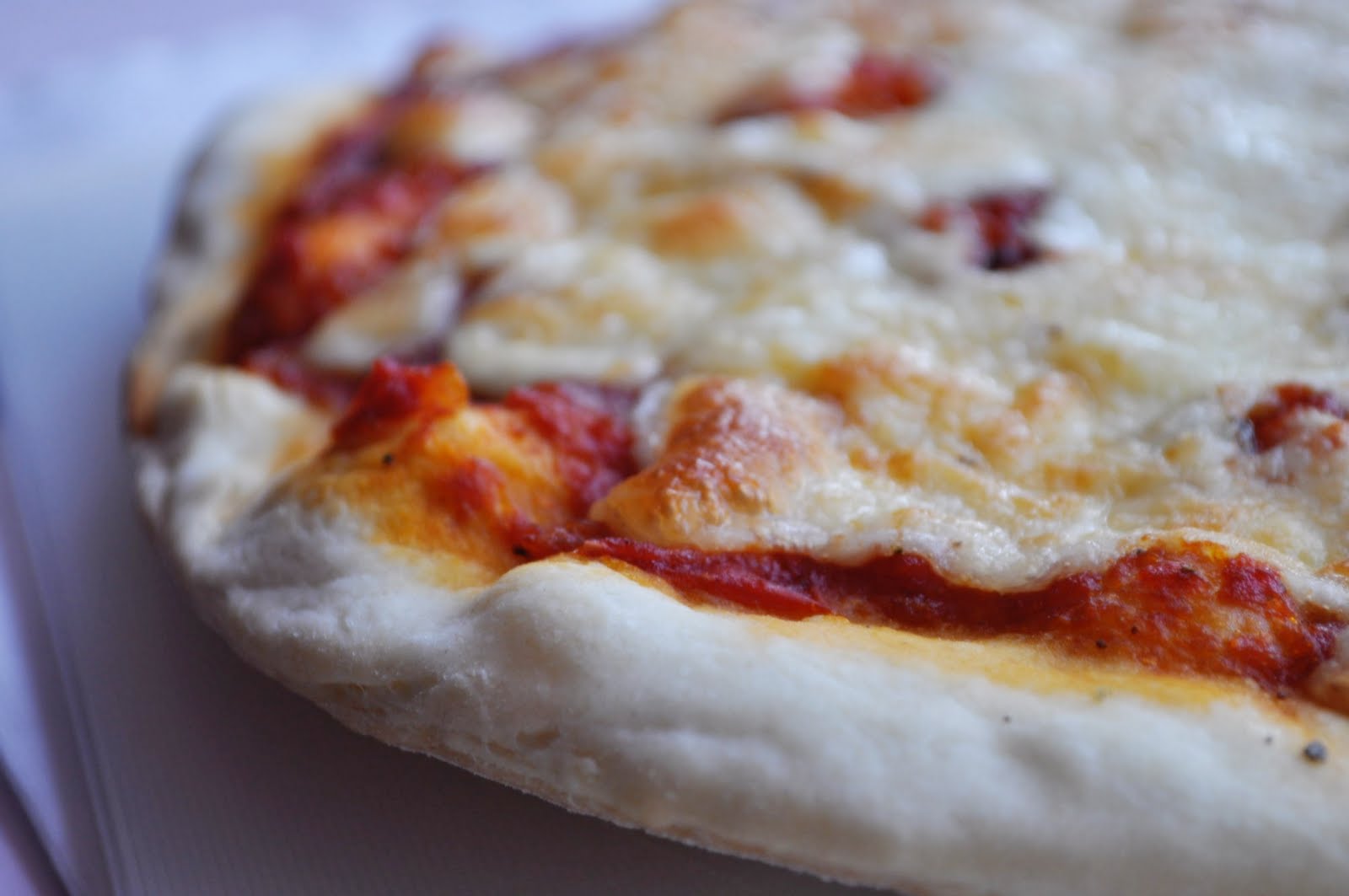 тесто для пиццы. пицца на тонком бездрожжевом тесте. тесто для пиццы. тонкое тесто для пиццы. итальянская пицца на тонком тесте.