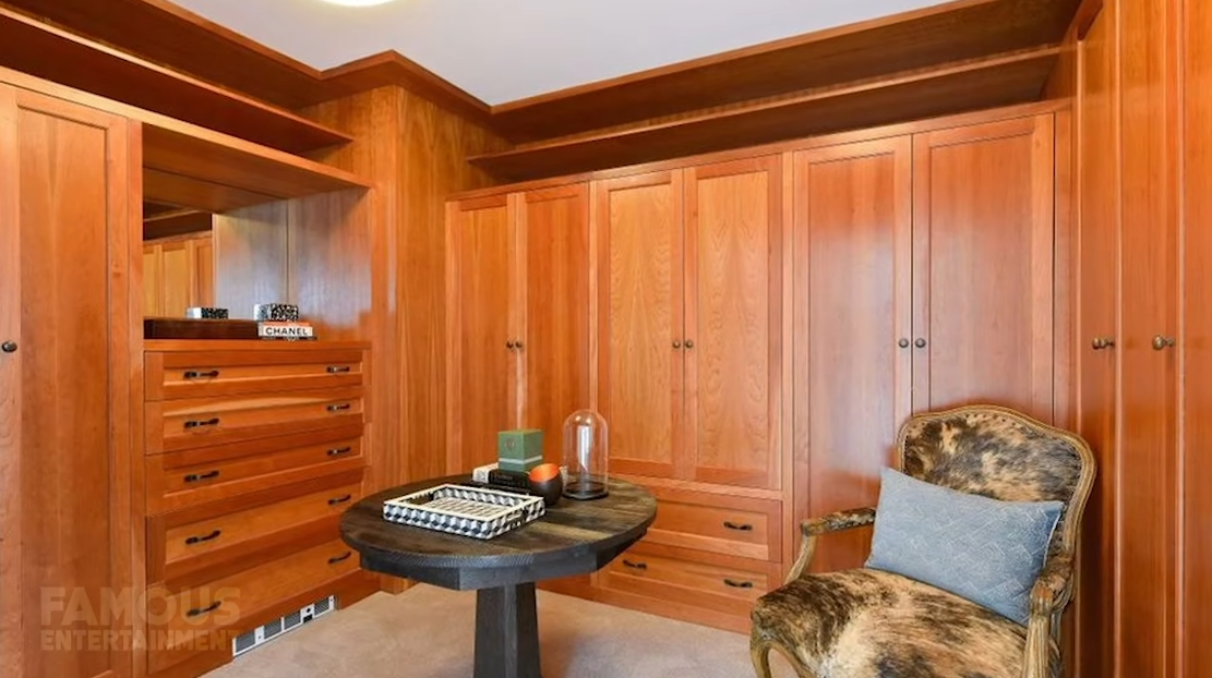 Tour Julia Roberts New Home vs. 32 Interior Design Photos 2020