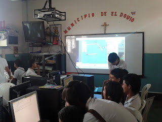 En la imagen se observa una proyección del vídeo beam y los estudiantes haciendo circuitos en el simulador