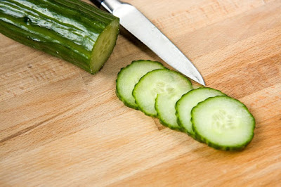 Pelar pepino en la cocina de la abuela