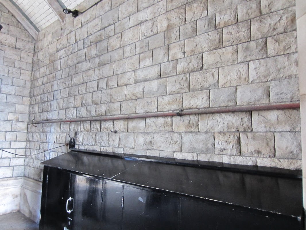 Cabinet and pole within the Tower Bridge archway that leads to the Tower of London shore promenade. (From Bowl of Chalk blog) Cabinet and pole within the Tower Bridge archway that leads to the Tower of London shore promenade. (From Bowl of Chalk blog)