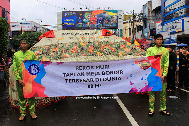 Pemecahan rekor taplak meja bordir terbesar dunia. Pemecahan rekor taplak meja bordir terbesar dunia.