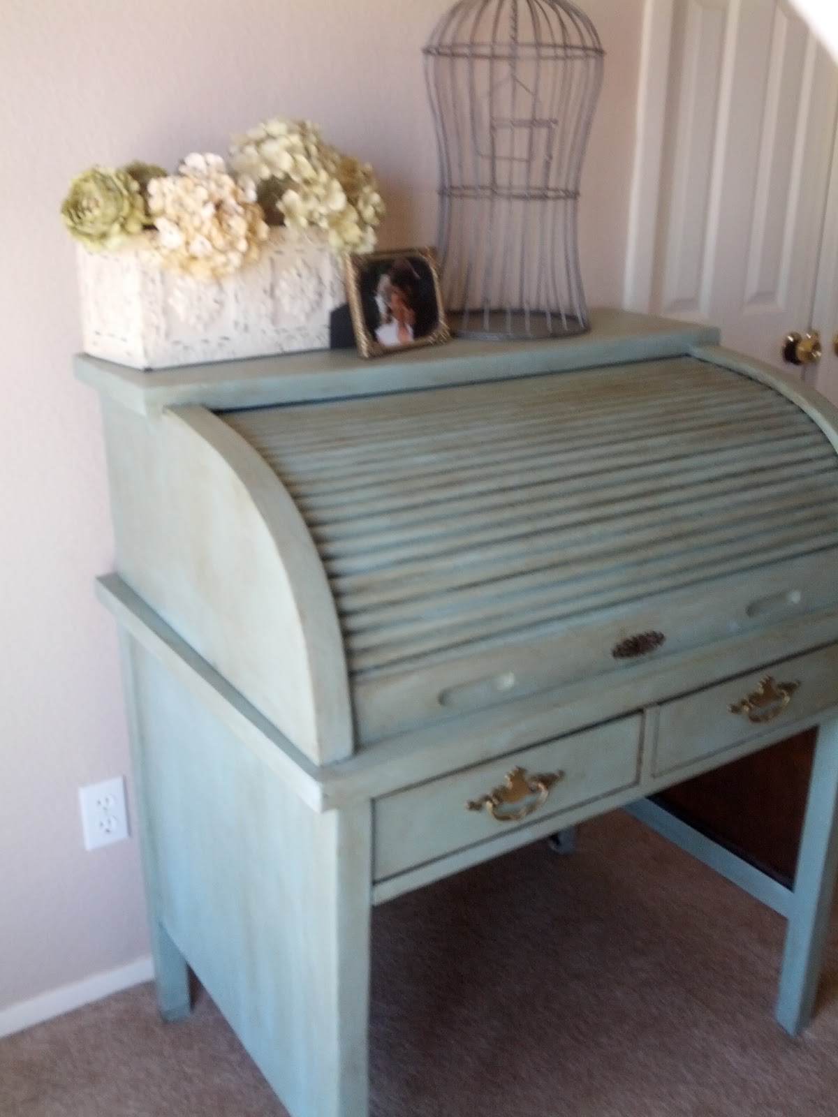 Country Chic Antique key hole roll top desk