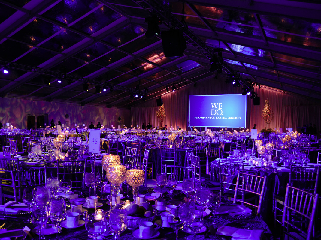 Has events. Подиум для показа мод. Fichus. Коктейльная вечеринка девушки. Филлипс сити.