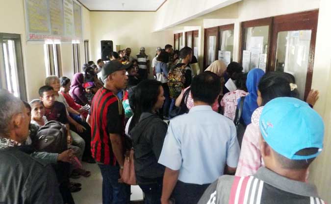 Disdukcapil Ambon Masih Berlakukan Budaya Antri Ambon, Malukupost.com - Dinas Kependudukan dan Pencatatan Sipil (Disdukcapil) Kota Ambon hingga kini masih memberlakukan budaya antri bagi masyarakat yang datang untuk mengajukan permohonan guna mendapatkan surat-surat yang berhubungan dengan kependudukan. "Budaya anti guna menciptakan rasa aman dan tertib dalam melayani masyarakat yang setiap hari datang berurusan ," kata Pelaksana Tugas Kepala Disdukcapil Kota Ambon, Selly Haurissa, di Ambon, Selasa (14/3).