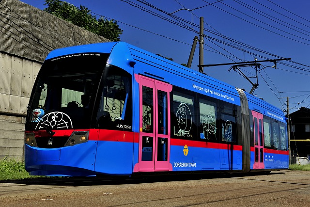 [日本] 離高岡市博物館最近的哆啦A夢電車車站 雙向都改造成「哆啦A夢車站」囉!