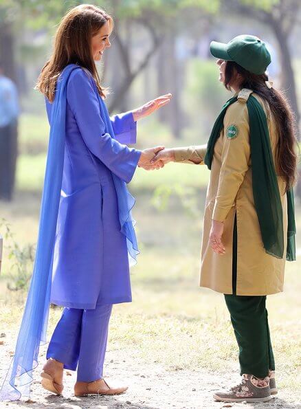 CASA REAL BRITÁNICA - Página 46 Kate-Middleton-in-Maheen-Khan-%2Bis-Pakistani-fashion-designer-3.png