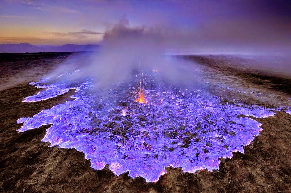 ● Kawah Ijen es un volcán de lava azul ▼