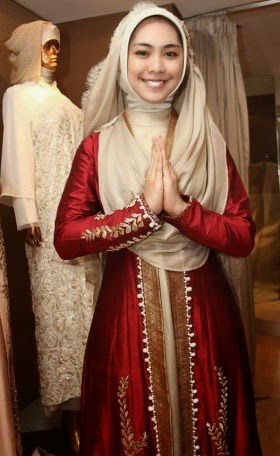 Contoh Baju Muslim syar'i wanita terbaru yang tampak modis Contoh Baju Muslim syar'i wanita terbaru yang tampak modis