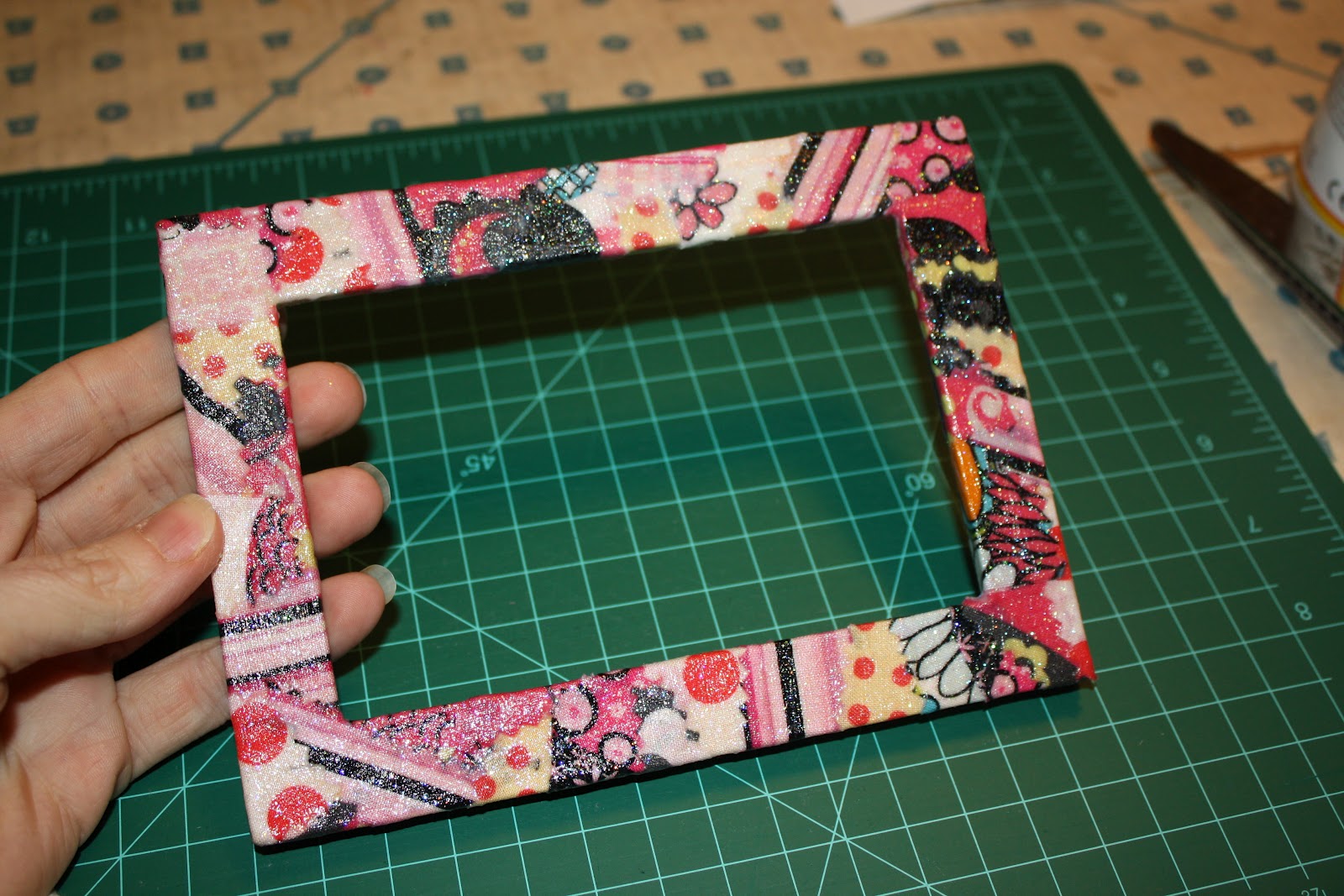 katies dudz Tutorial Fabric covered picture frame! No SeW!