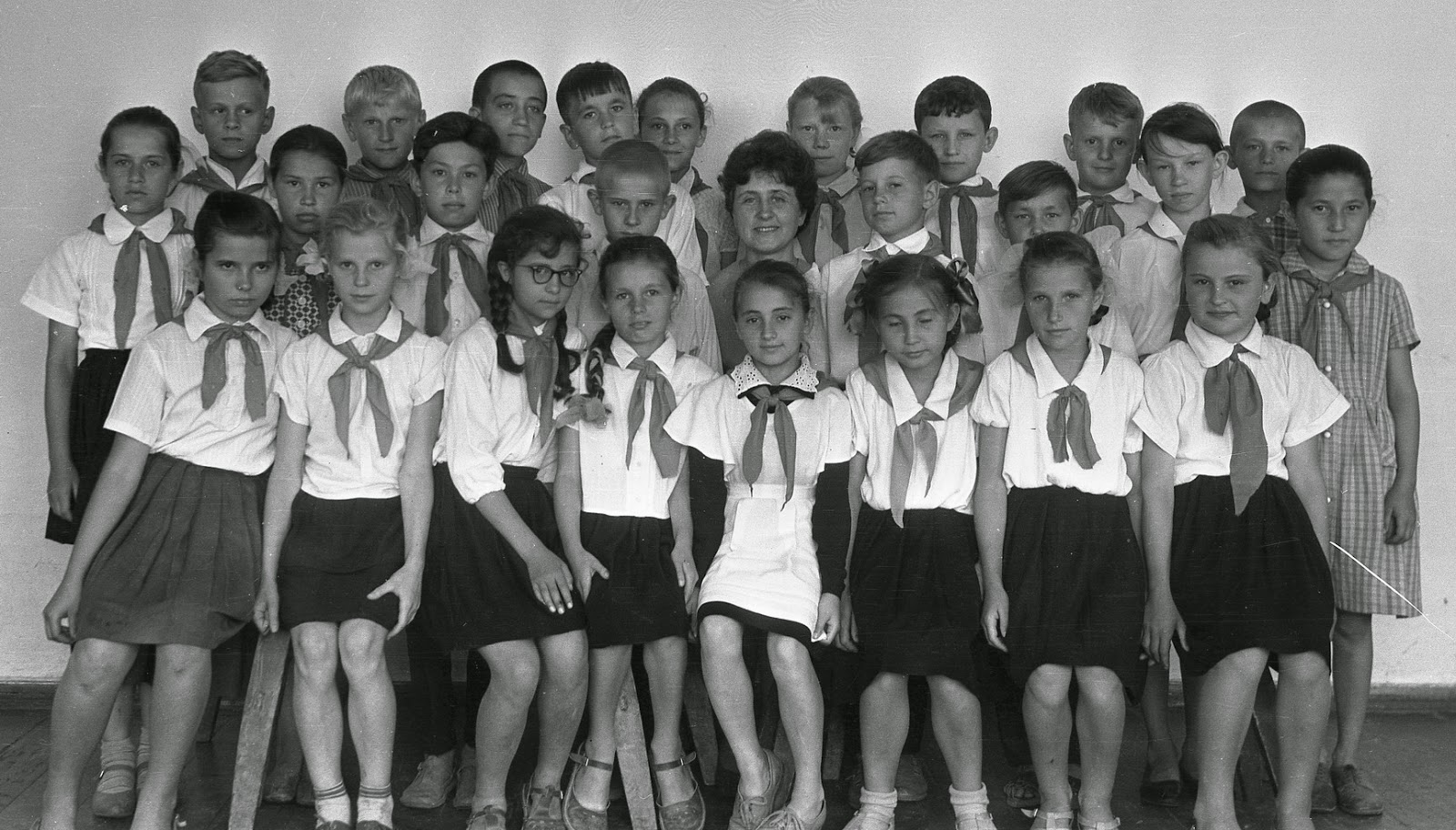 Начальную 80 школу. Советские школьники. Пионеры в классе. Школьная форма 1969 года. Советская Школьная форма.