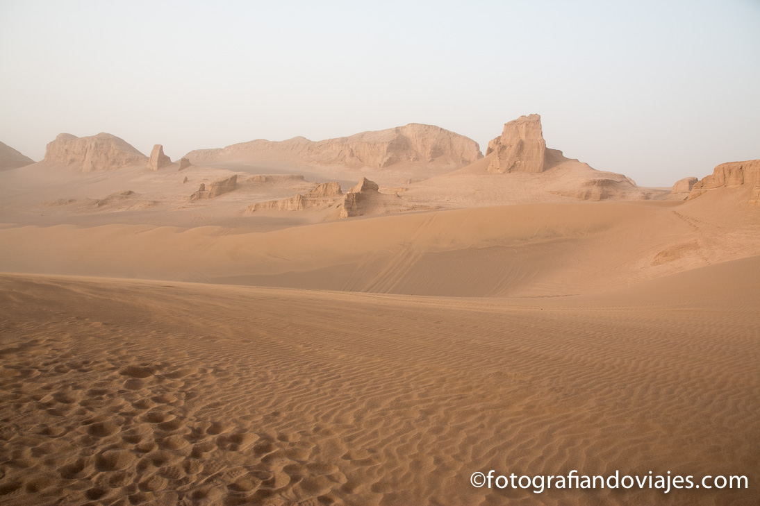 Kaluts en el desierto Lut o Dasht-e Lut en Iran Kaluts en el desierto Lut o Dasht-e Lut en Iran