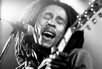 Biografi Bob Marley Biografi Bob Marley Bob Marley adalah seorang pahlawan dalam rasa mitologi klasik. Keberangkatannya dari planet ini datang pada pandangannya tentang “Satu dunia, satu cinta” (Vision of One World One Love) yang diilhami dari kepercayaannya dalam Rastafarian. Tour terakhir Bob Marley dan The Wailers pada tahun 1980 menarik pendengar terbesar pada waktu itu untuk segala musik di Eropa. Kapten Norval Sinclair Marley adalah seseorang yang berperawakan kecil. Ia adalah seorang pengawas tanah perusahaan Crown Lands, milik PemerintahanInggris yang telah menjajah Jamaika sejak tahun 1660 an yang terletak sebelah utara pulau itu. Pangkat yang disandangnya ia dapat saat menjadi komandan markas di Resimen British Hindia Barat. Suatu saat ia bertemu dengan Cendella, seorang wanita pribumi yang telah mamikat hatinya pada saat dia sedang berkunjung ke distrik Nine Miles. Hubungan mereka menjadi pergunjingan warga setempat karena Ras. Pada Mei 1944 cedella mengejutkan keluarganya karena hamil. Sehingga pada hari jumat dilaksanakanlah pernikahan antara Norval dengan Cendella dan sehari setelah pernikahan mereka, Cendella diungsikan ke Kingston agar tidak tercorek namanya sebagai ahli waris keluarganya. Dan akhirnya Cendella melahirkan seorang anak yang diberi nama Robert Nesta Marley yang lahir pada pukul 2.30, Rabu Februari 1945 dengan