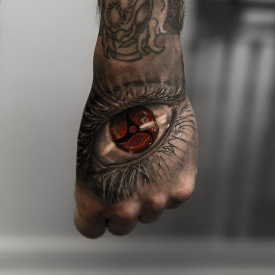 vemos un tatuaje en la mano
