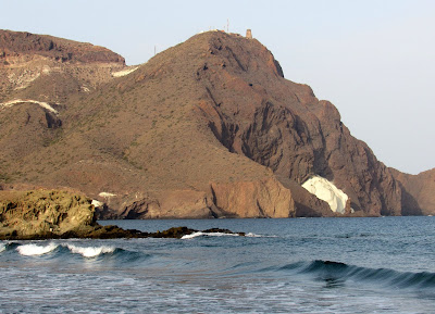 Cabo-de-Gata Domo de Vela Blanca y arrecife del Dedo. Playa de la Arena. Cabo de Gata