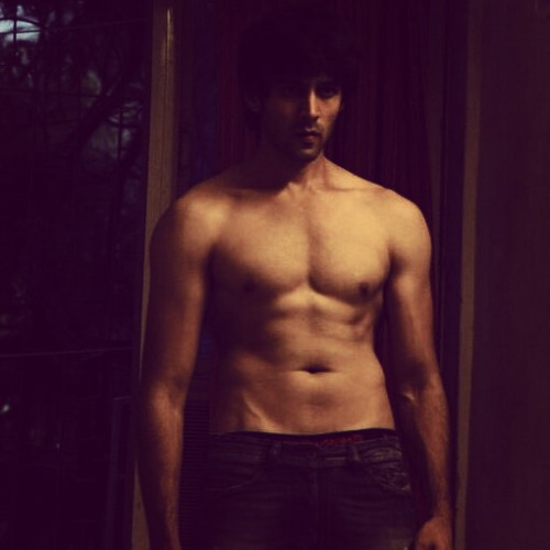 Shirtless Bollywood Men: Kartik Aaryan aka Kartik Tiwari
