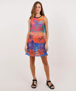 Moda Verão saída de praia feminina blueman em tela estampada poente tropical azul Saída de praia feminina desenvolvida em tela. A estampa Poente é colorida e tropical como a Blueman, ilustrando o fim de tarde na praia.
