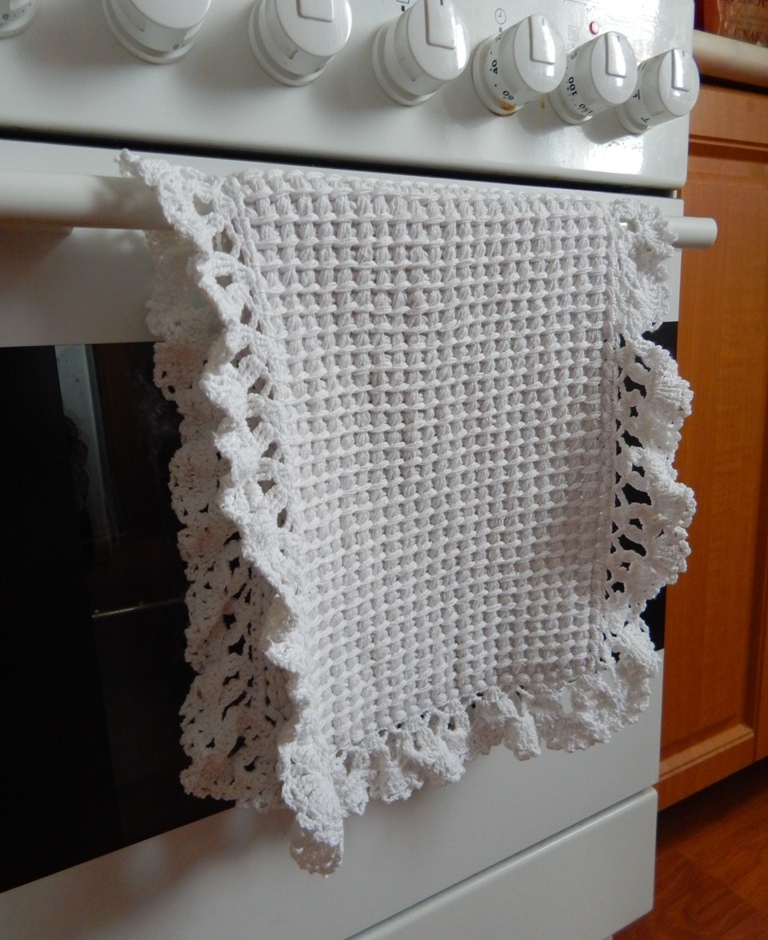 Связать полотенце. Вязаное кухонное полотенце. Вязаные полотенца крючком. Крючки для полотенец на кухню. Вязаные полотенца для кухни.